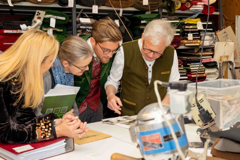 Im Juli 2023 haben sich die Tore der Firma Loden Fürst am Grieskai geschlossen, Mitarbeiter und Maschinen siedeln in die Sporgasse zum Steirischen Heimatwerk.