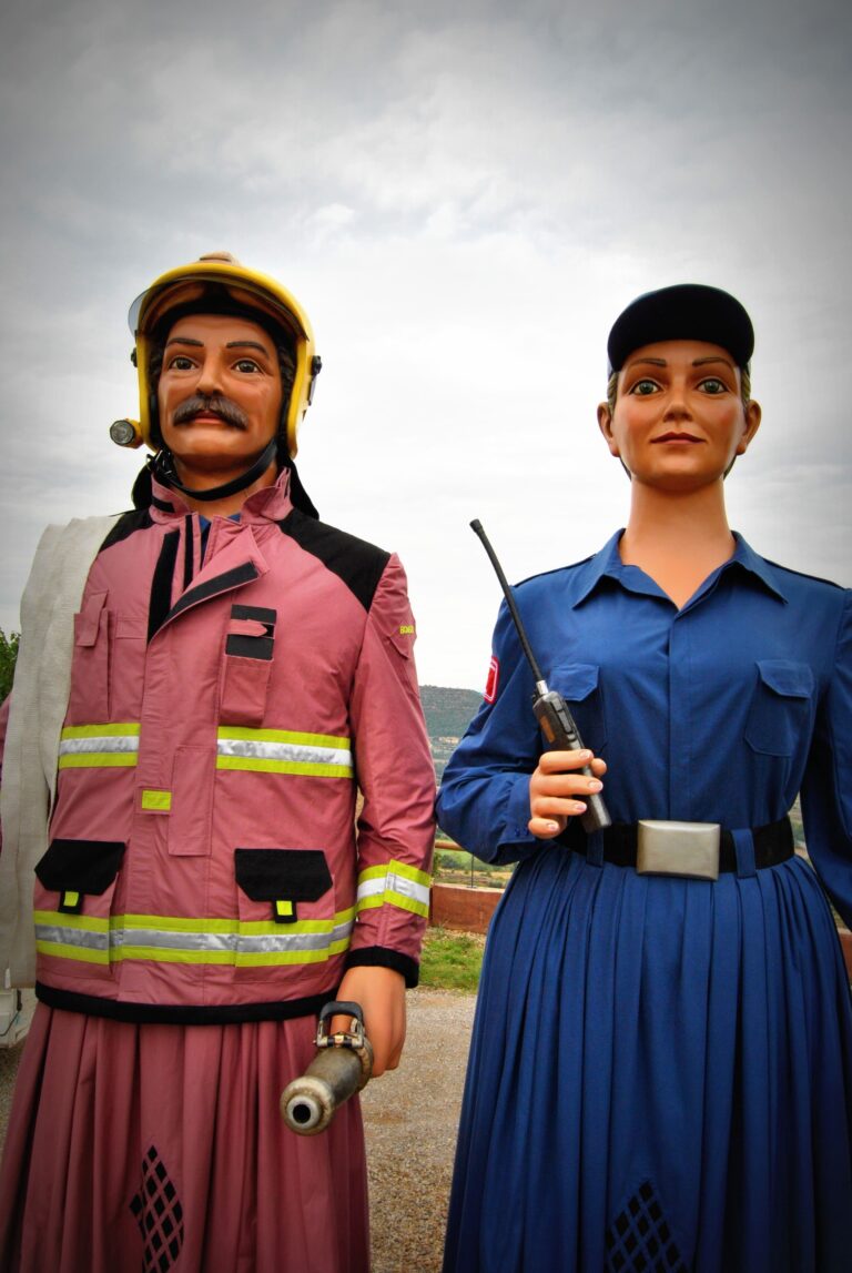 Bild von zwei Samsonfiguren in Murau, ein Feuerwehrmann und eine Frau in blauem Kleid sind als Figuren zu sehen