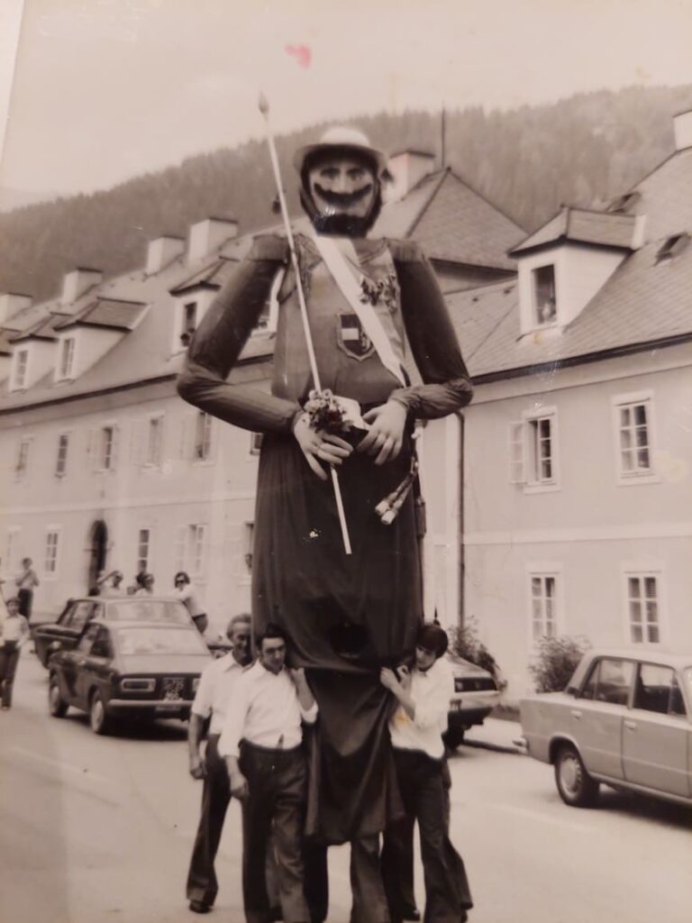 Historische Samsonfigur in Murau auf einem alten schwarz-weiß-Bild