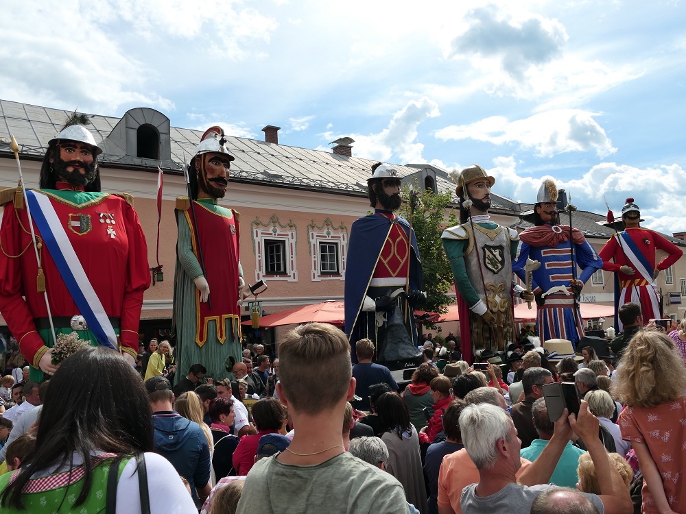 Parade der Samsonfiguren