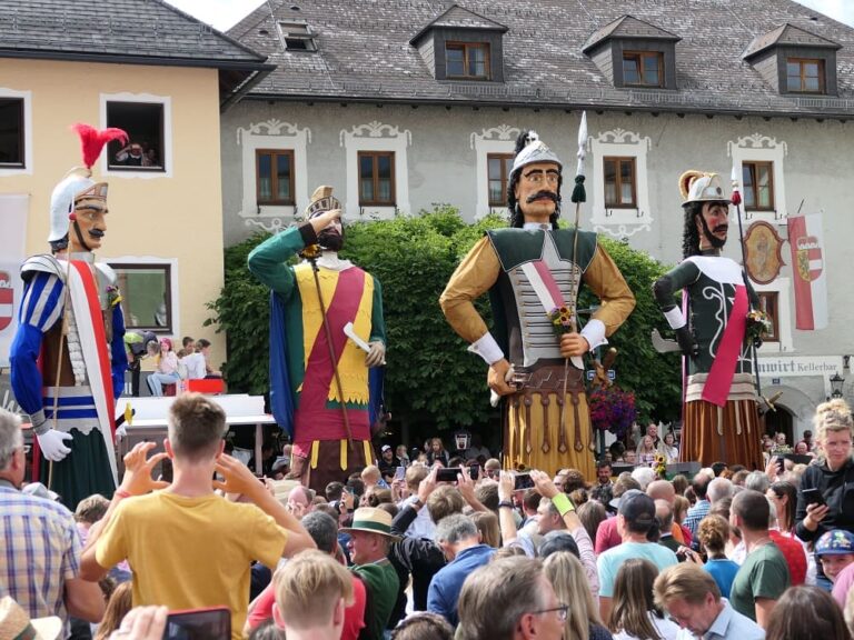 Bild vom Samsontreffen in Murat, 4 Samsonfiguren stehen vor einer Menge an Menschen