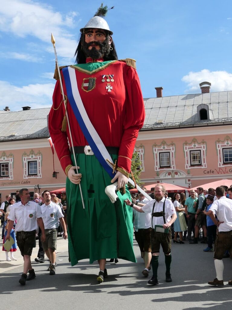 Bild einer Samsonfigur in Murau von Menschen umring