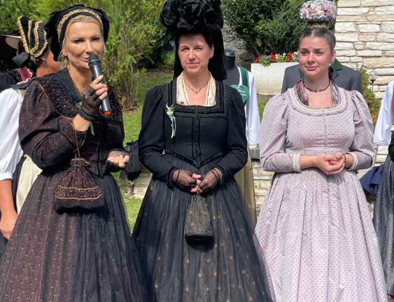 Drei Frauen in historischen Trachten vom Öblaner Festspielverein am Schutzengel Kirchtag in Kleinsölk