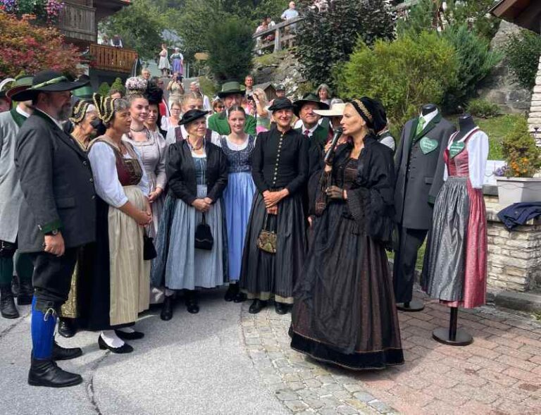 Die Öblaner-Festspielgruppe in historischen Trachten beim Schutzengel Kirchtag in Kleinsölk