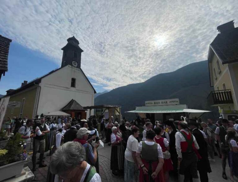 Menschenmenge vor der Kirche in Kleinsölk zum Auftakt des Schutzengel Kirchtags