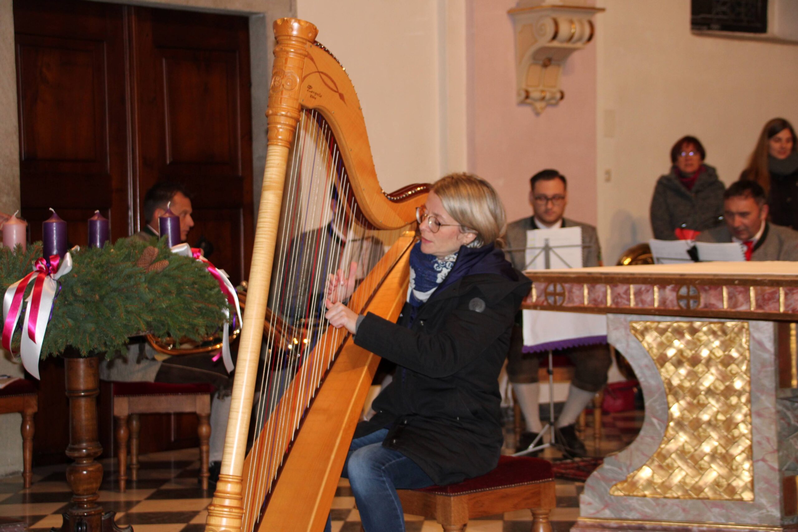 Julia Gruber an der Harfe  (c) Waltl