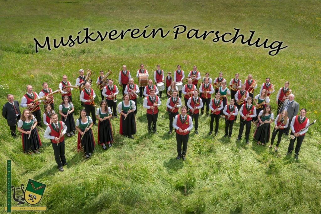 Foto des Musikvereins Parschlug auf einer grünen Wiese