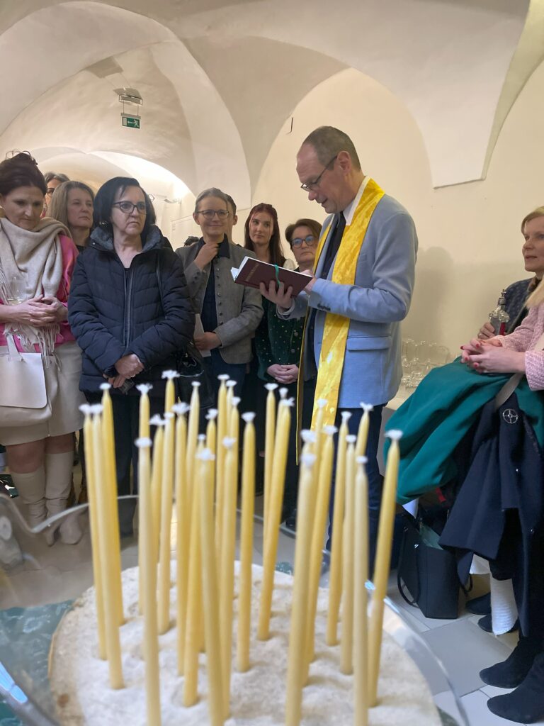 Stadtpfarrpropst Dr. Ewald Pristavec spricht den Lichtmess-Segen in der Volkskultur Steiermark